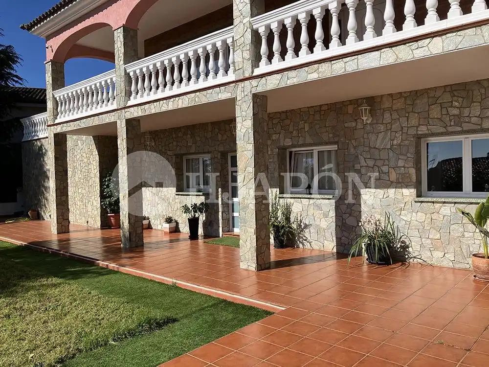 Terrassa de Casa o xalet en venda en Badalona amb Calefacció, Jardí privat i Traster