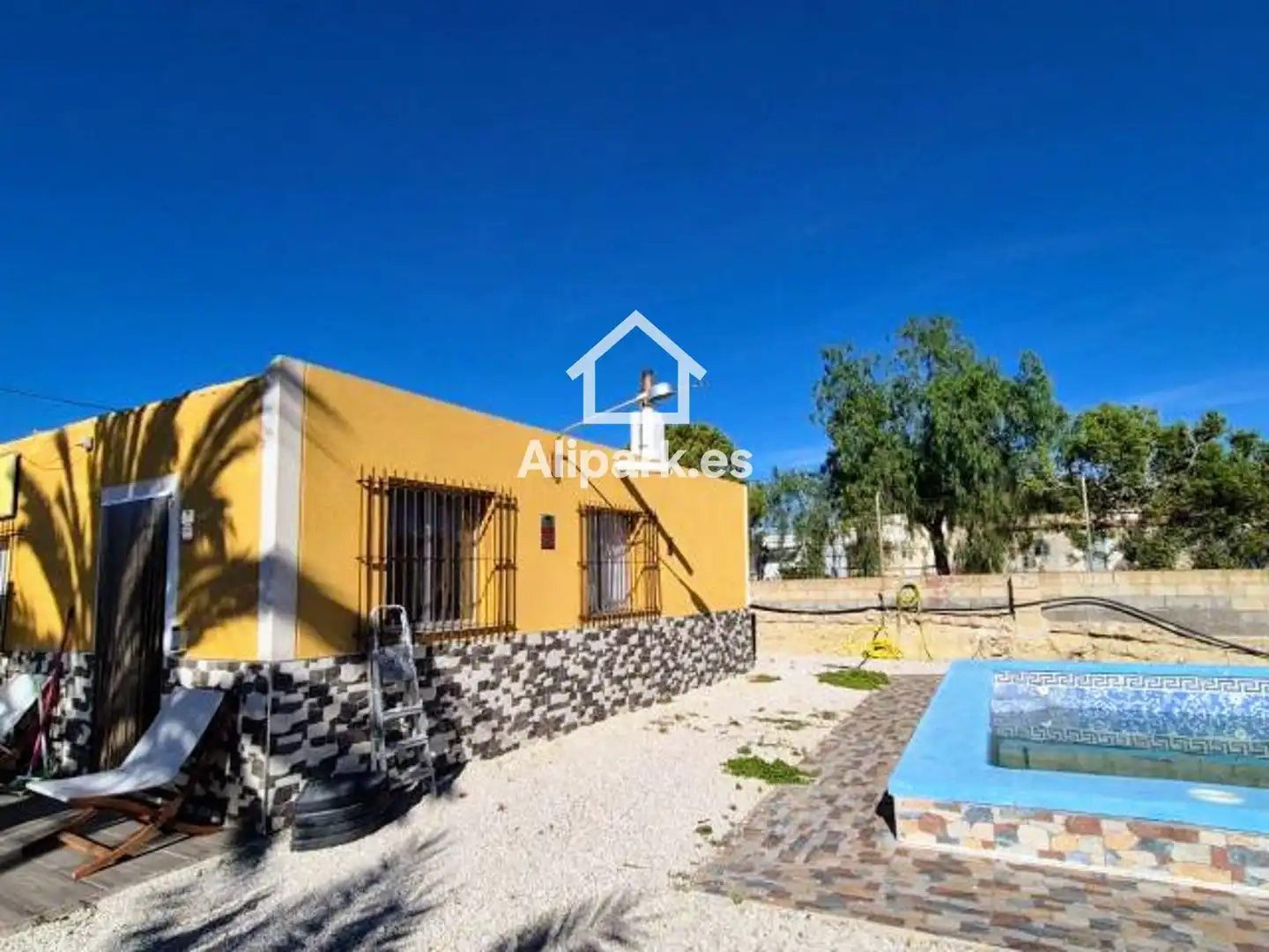 Vista exterior de Casa o chalet en venta en Alicante / Alacant con Trastero, Piscina y Amueblado