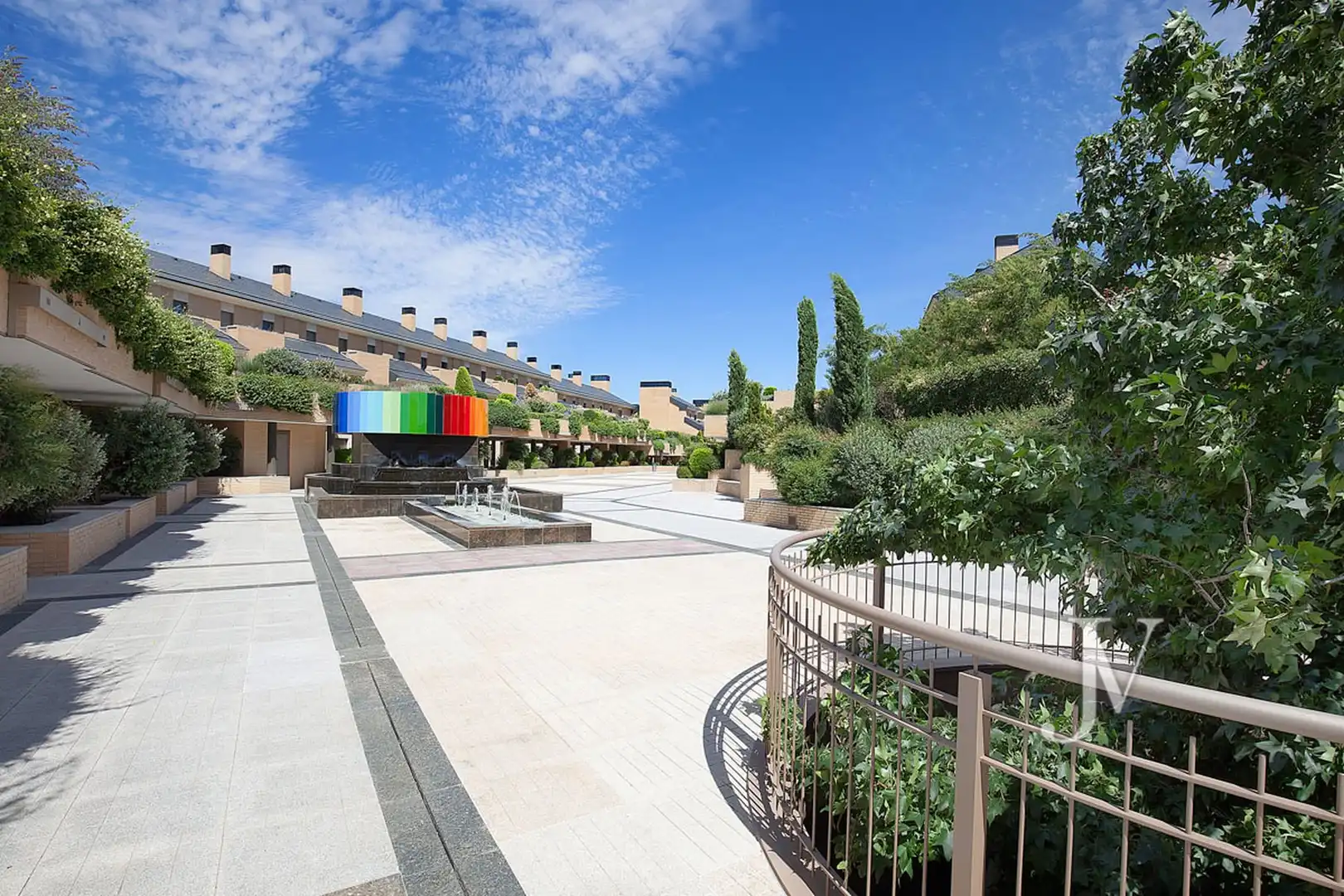Terrasse von Einfamilien-Reihenhaus zum Verkauf in Pozuelo de Alarcón mit Klimaanlage, Heizung und Privatgarten