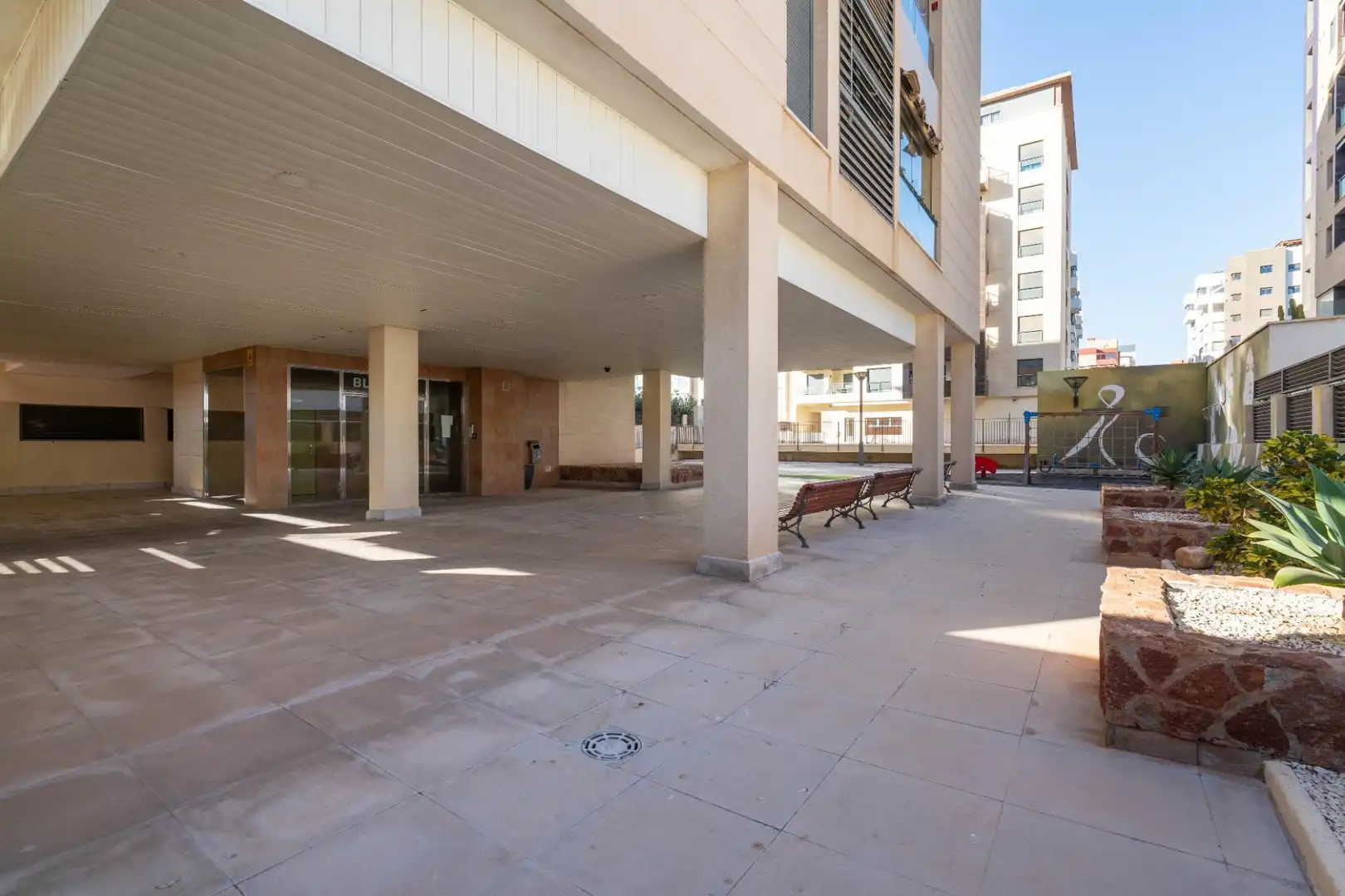 Vista exterior de Pis en venda en Almería amb Aire condicionat, Traster i Piscina comunitària