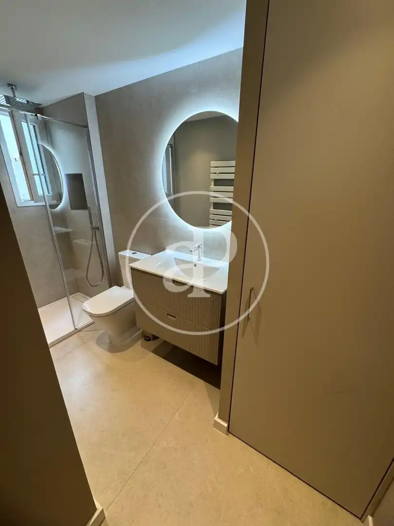 Bathroom of Flat for rent in Valencia  with Air Conditioner, Heating and Furnished