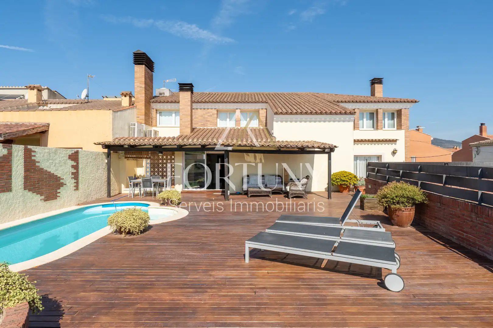 House with pool for sale in MONTBRIO DE