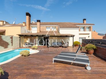 Casa amb piscina en venda a MONTBRIO DE