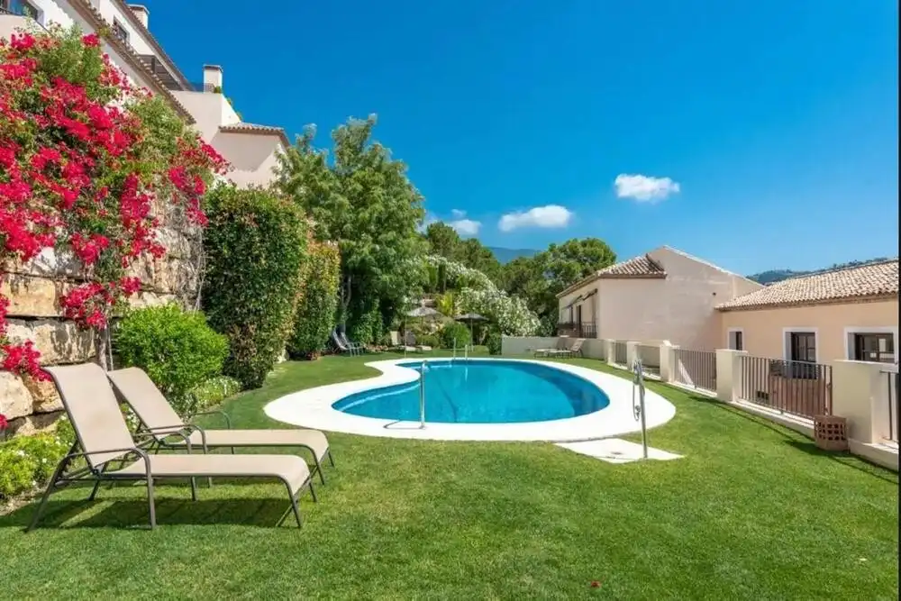 Reihenhaus mit Pool zum Verkauf in Benahavís pueblo