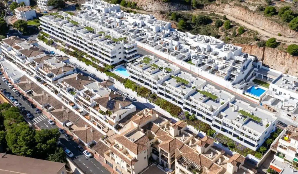 Vista exterior de Ático en venta en Benalmádena con Terraza y Piscina comunitaria
