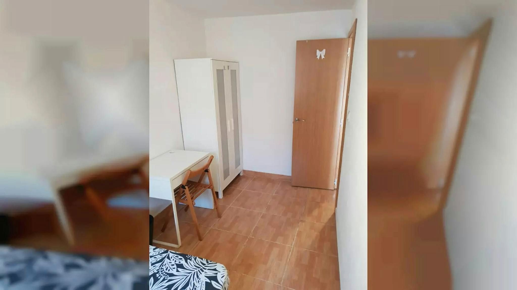 Habitación de Piso para compartir en  Barcelona Capital con Lavadora y TV