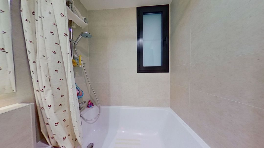 Bany de Pis de lloguer en  Madrid Capital amb Calefacció, Jardí privat i Terrassa