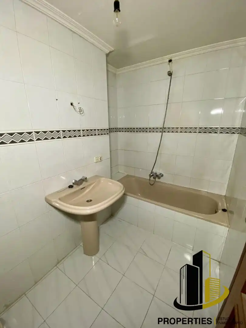 Bathroom of Flat for sale in Guijuelo