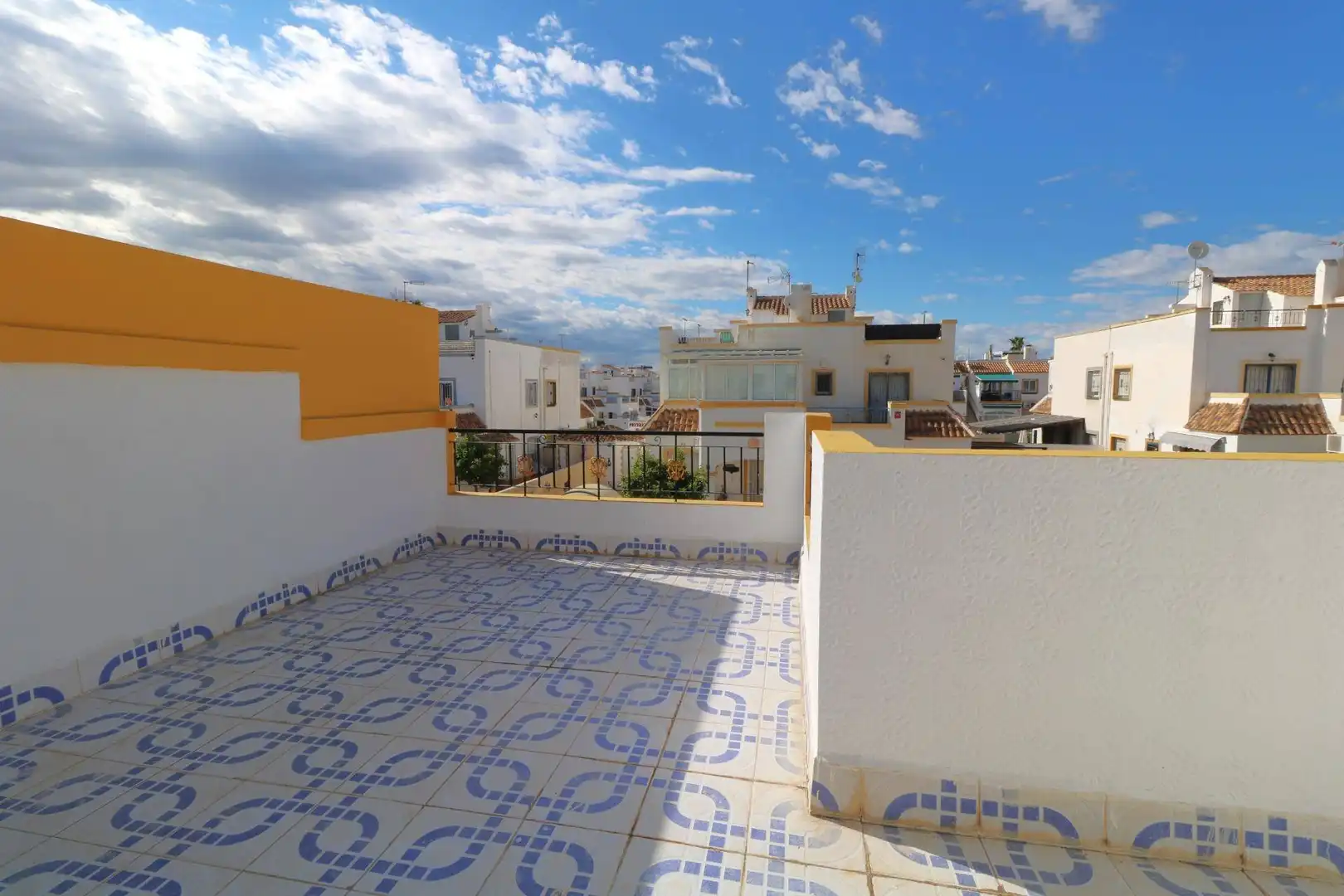 Terraza de Piso en venta en Torrevieja con Jardín privado, Amueblado y Piscina comunitaria
