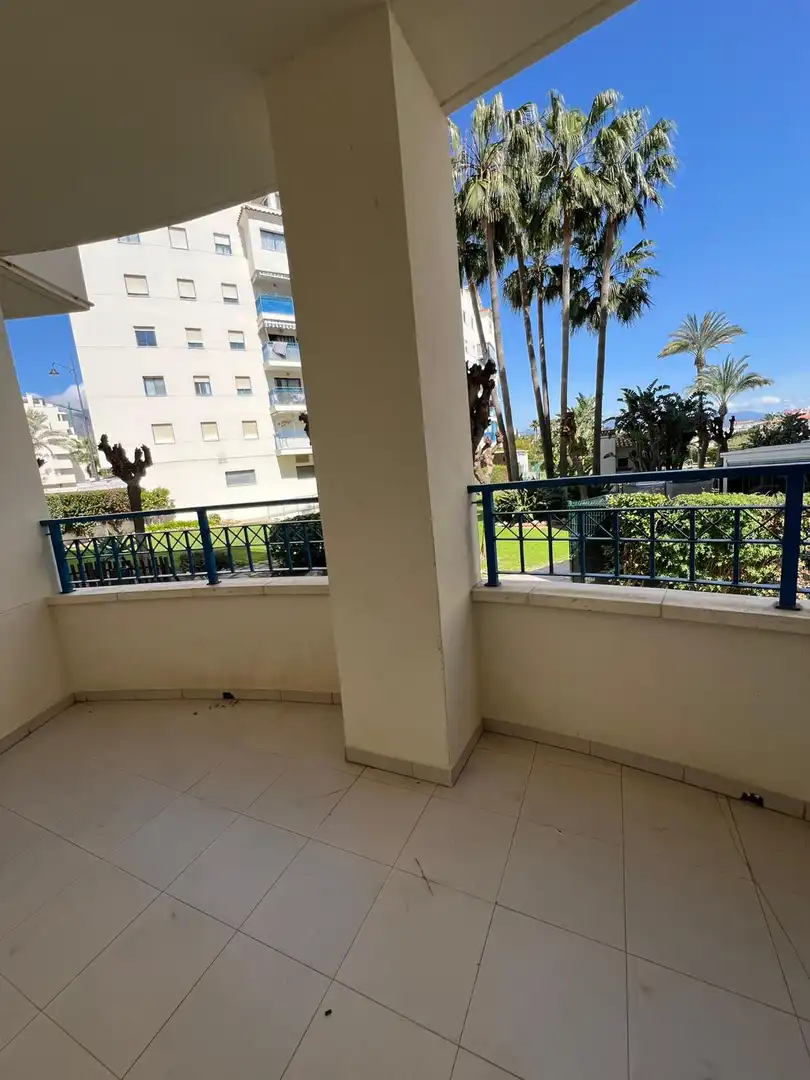 Vista exterior de Apartament en venda en Estepona amb Terrassa, Piscina i Piscina comunitària