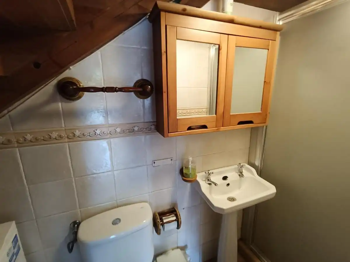 Badezimmer von Einfamilien-Reihenhaus zum Verkauf in Llanes mit Heizung und Möbliert