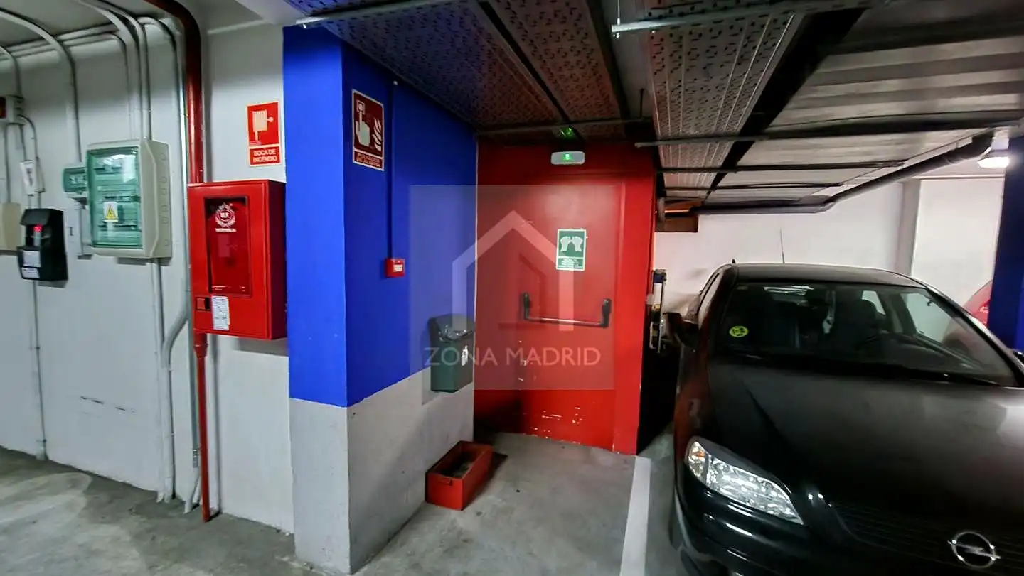 Parking de Piso de alquiler en Madrid con Aire acondicionado y Amueblado