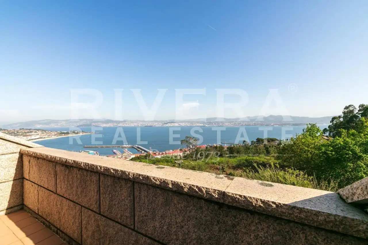 Vista exterior de Casa o chalet en venta en Cangas  con Calefacción, Jardín privado y Amueblado
