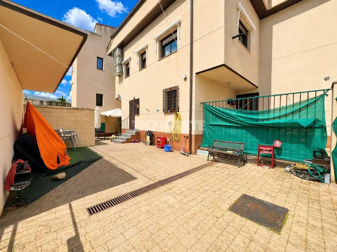 Außenansicht von Wohnung zum Verkauf in Cobisa mit Heizung und Privatgarten