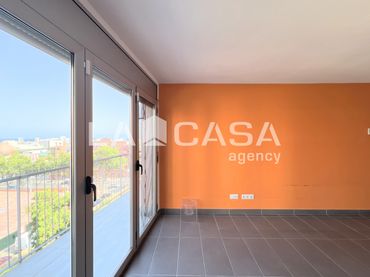 Àtic amb balcó en venda a Carrer d'Hipólito Lázaro