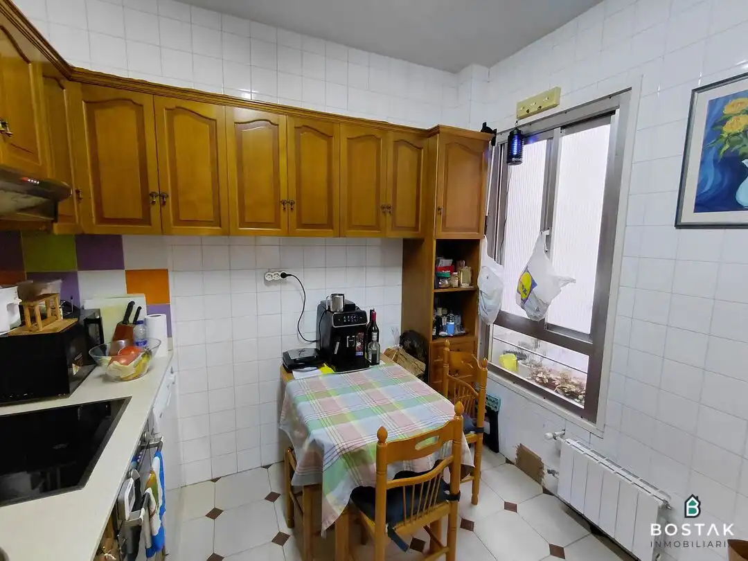 Cuina de Pis en venda en Bilbao  amb Calefacció, Terrassa i Balcó