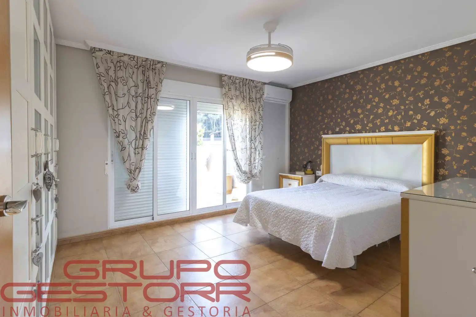 Dormitori de Casa o xalet en venda en Torrent amb Jardí privat, Terrassa i Traster