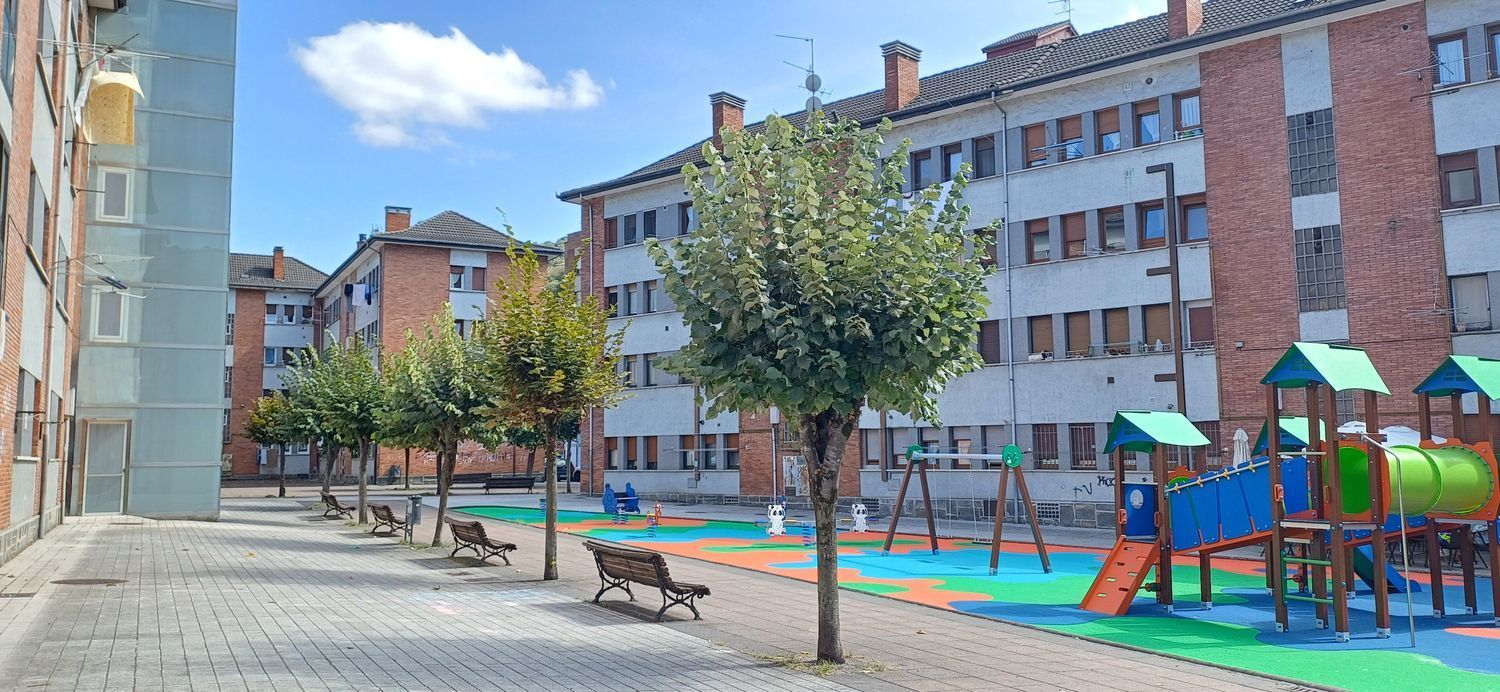 Vista exterior de Pis en venda en San Martín del Rey Aurelio amb Calefacció, Traster i Piscina