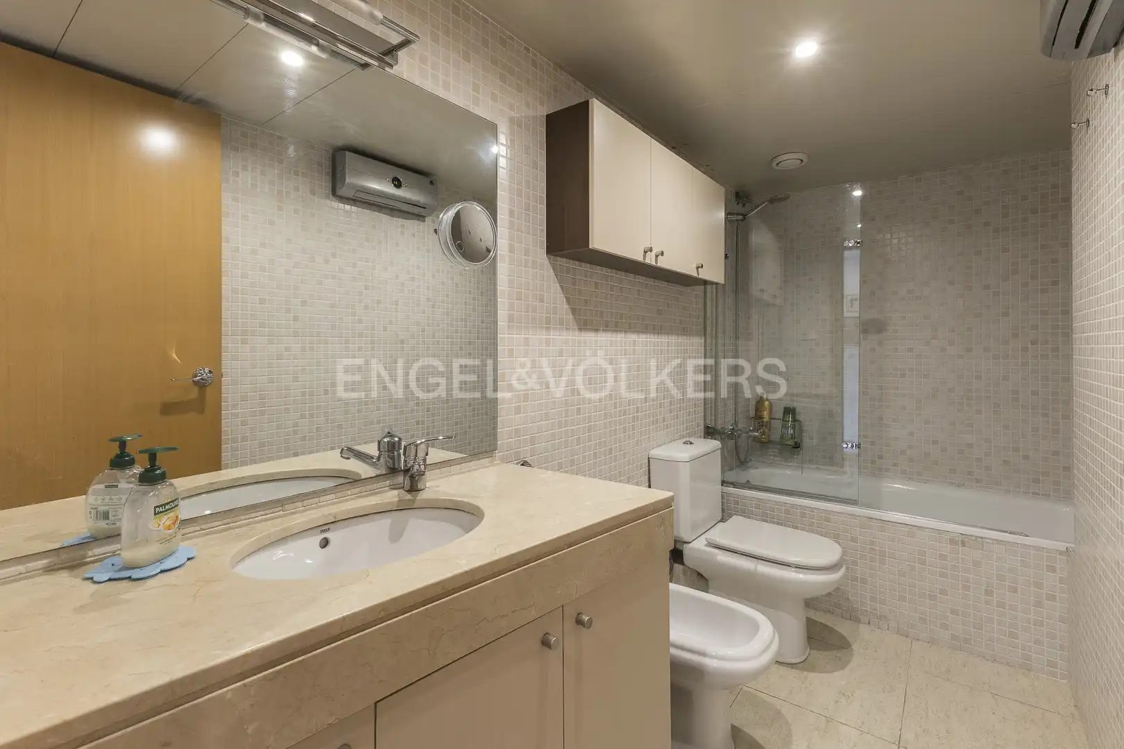 Bathroom of Flat for rent in Barcelona  with Air Conditioner, Heating and Parquet flooring