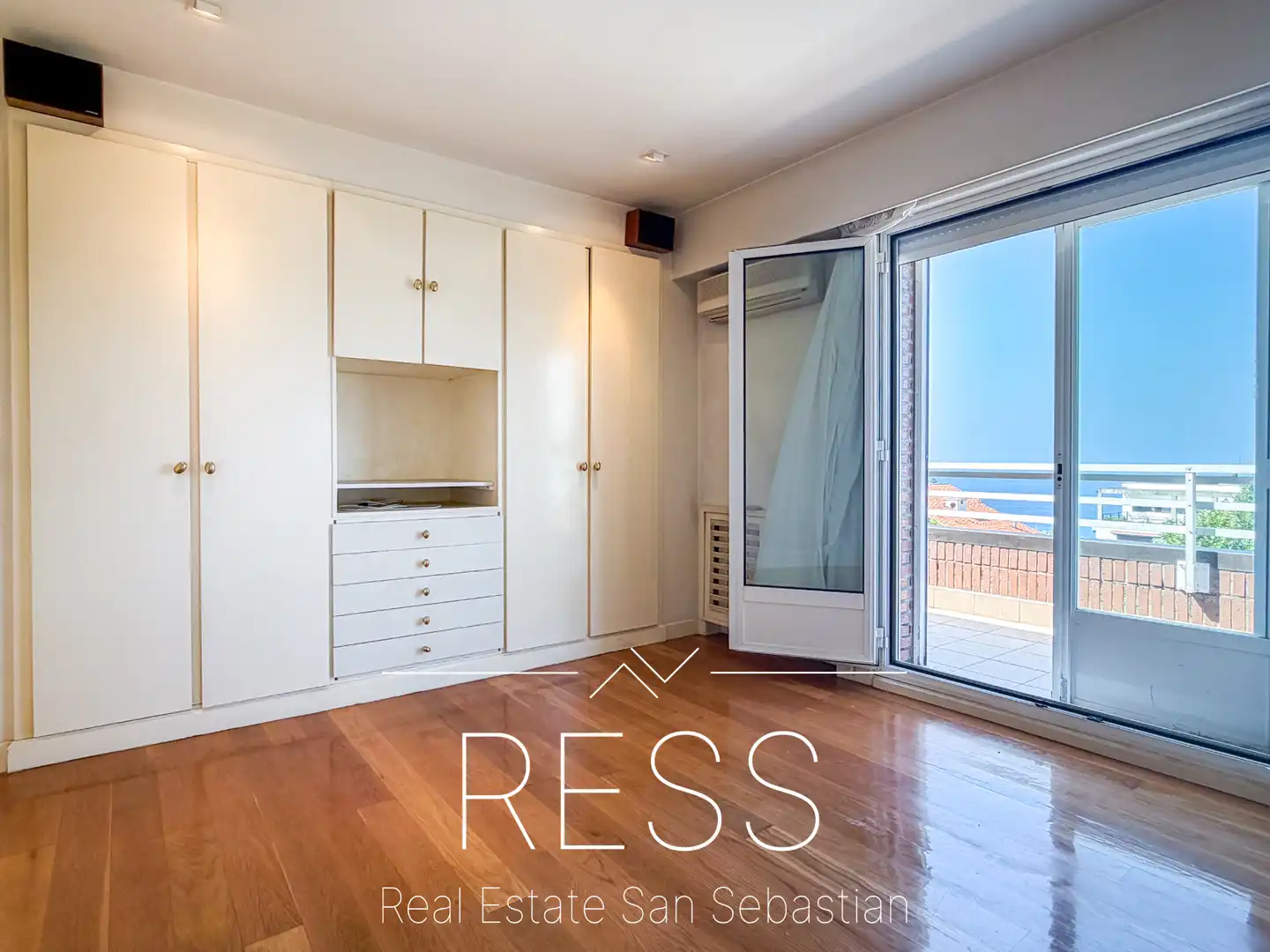 Bedroom of Attic for sale in Donostia - San Sebastián   with Air Conditioner, Heating and Terrace