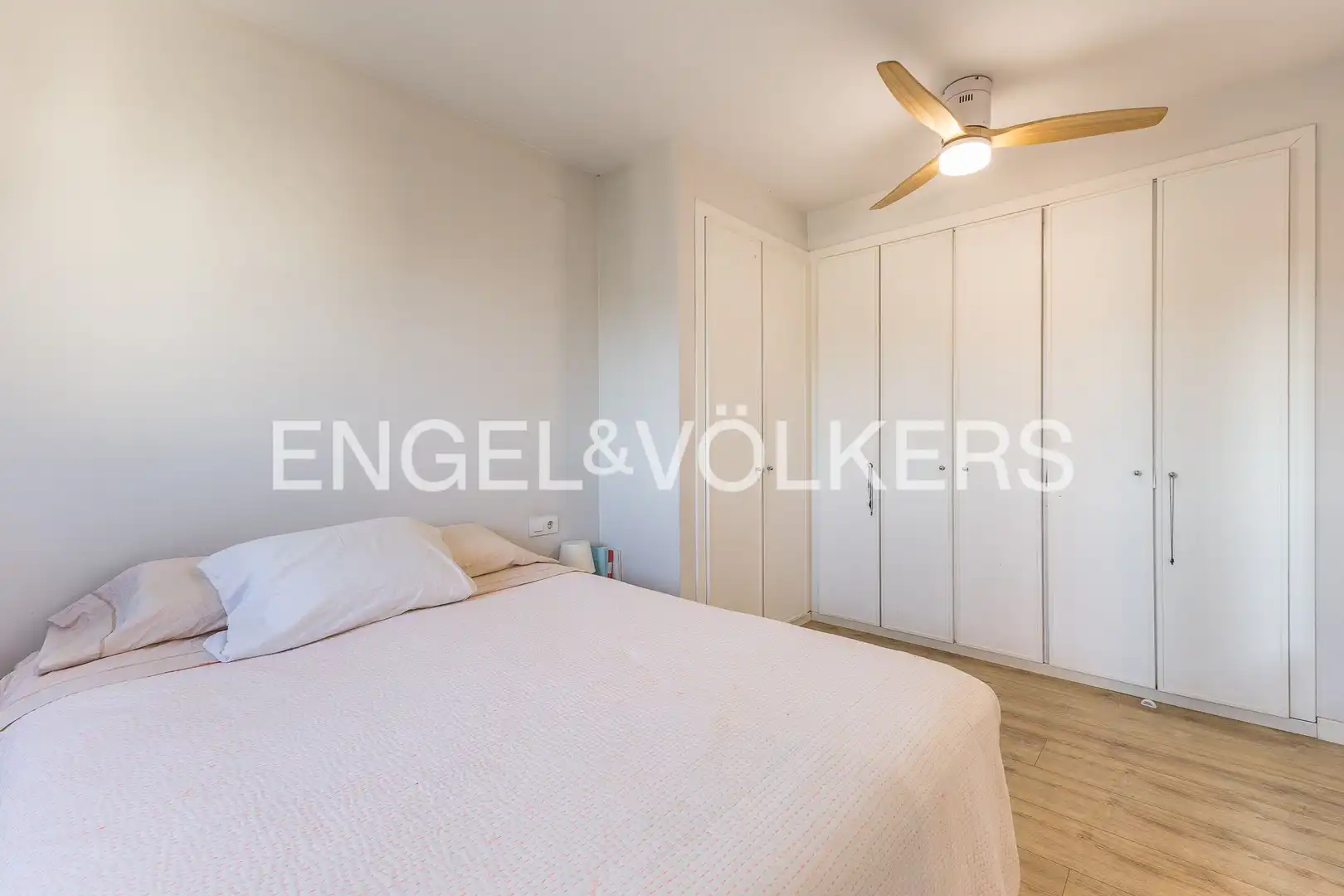 Habitación de Ático en venta en Sant Joan Despí con Aire acondicionado, Calefacción y Parquet