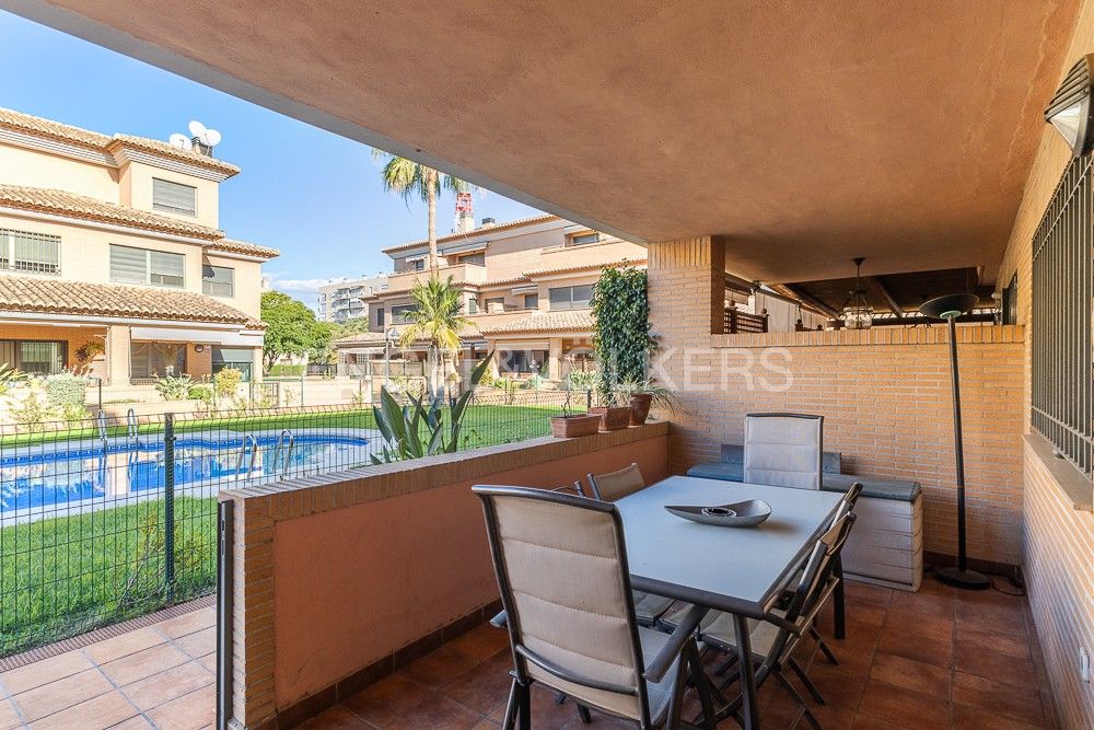 Exterior view of Single-family semi-detached for sale in  Valencia Capital  with Air Conditioner, Heating and Private garden