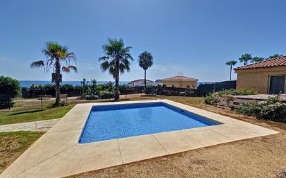 Piscina de Casa adosada en venda en Manilva amb Piscina i Piscina comunitària