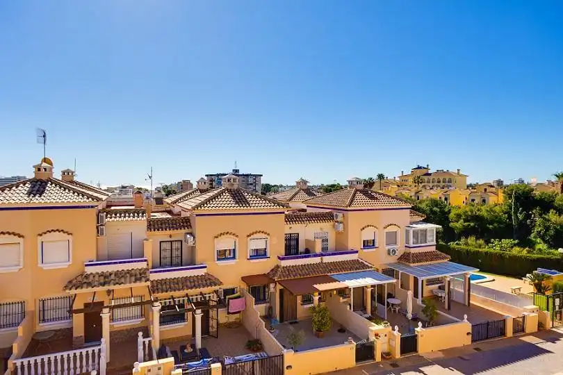 Vista exterior de Casa adosada en venda en Orihuela amb Aire condicionat, Calefacció i Traster