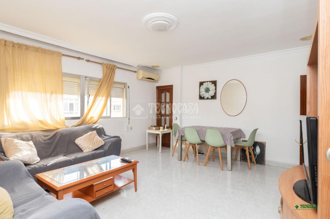 Sala de estar de Piso en venta en  Almería Capital