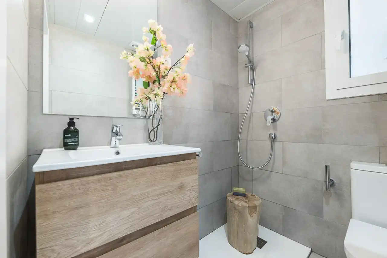 Bathroom of Apartments for rent in Barcelona  with Air Conditioner, Furnished and Oven
