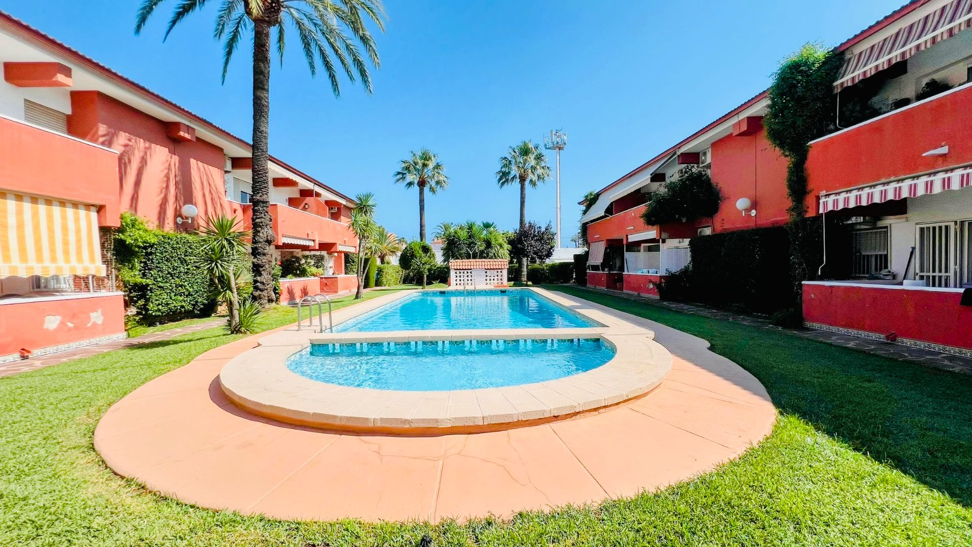 Piscina de Planta baixa en venda en Dénia amb Aire condicionat, Calefacció i Jardí privat