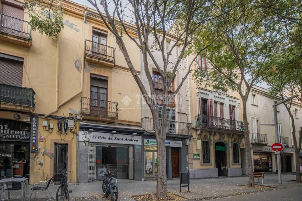 Vista exterior de Edifici en venda en  Barcelona Capital