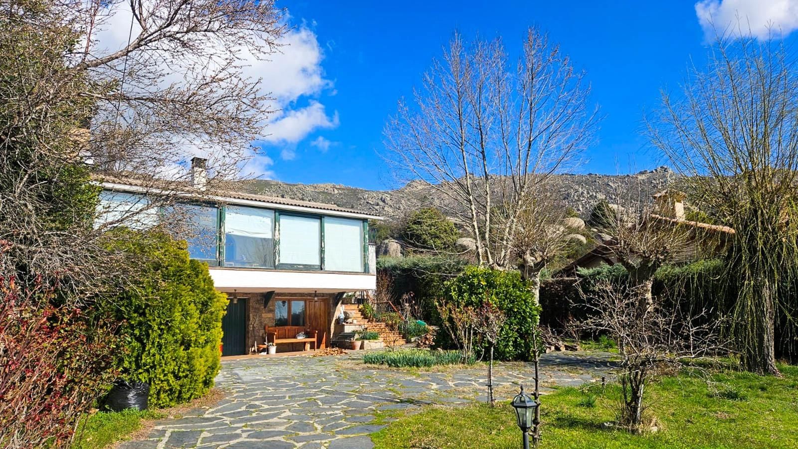 Vista exterior de Casa o xalet en venda en El Boalo - Cerceda – Mataelpino amb Calefacció