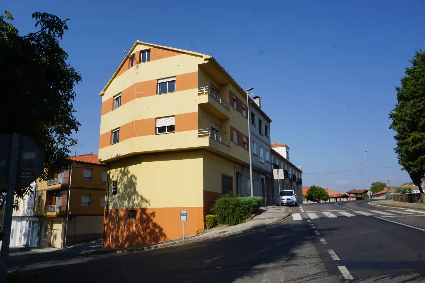 Vista exterior de Piso en venta en Monterroso con Amueblado, Horno y Balcón