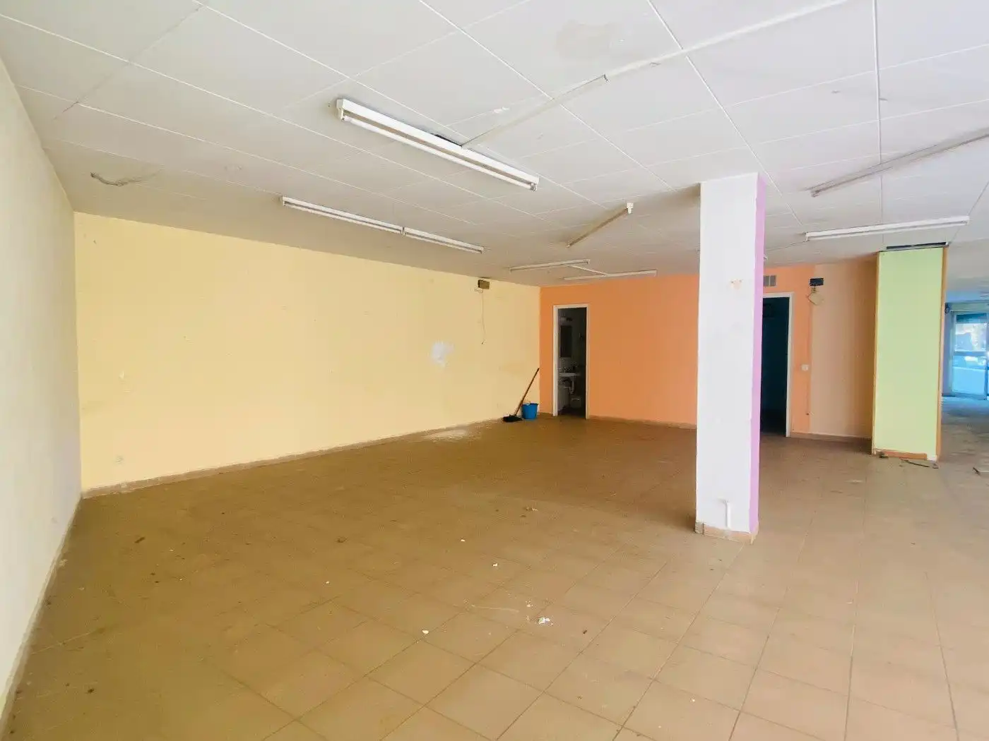 Business premises for sale in Avinguda Marignane 7, imagen 4