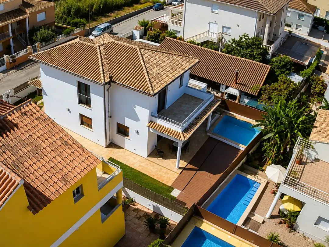 Vista exterior de Casa o xalet en venda en Oliva amb Aire condicionat, Terrassa i Piscina