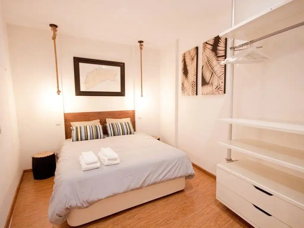 Dormitori de Apartament de lloguer en Madrid amb Aire condicionat, Calefacció i Moblat