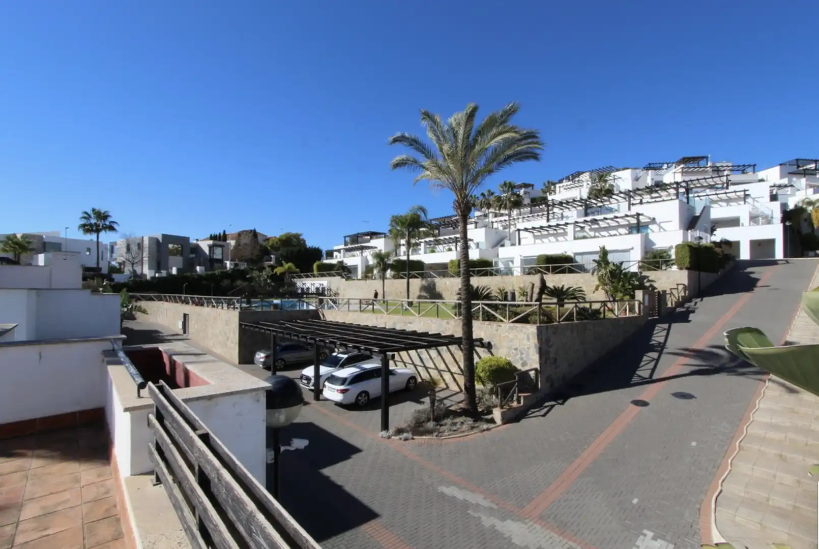 Vista exterior de Casa adosada en venda en Marbella amb Aire condicionat, Calefacció i Jardí privat