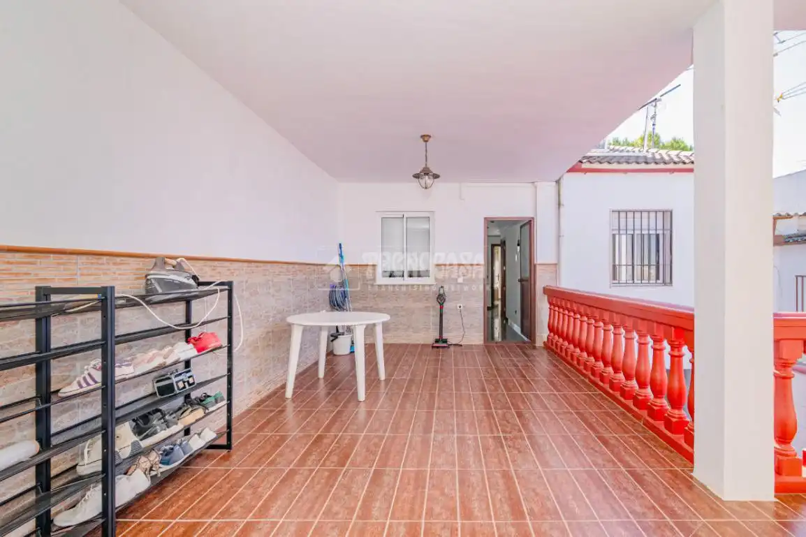 Vista exterior de Casa o xalet en venda en Lucena amb Aire condicionat, Jardí privat i Moblat