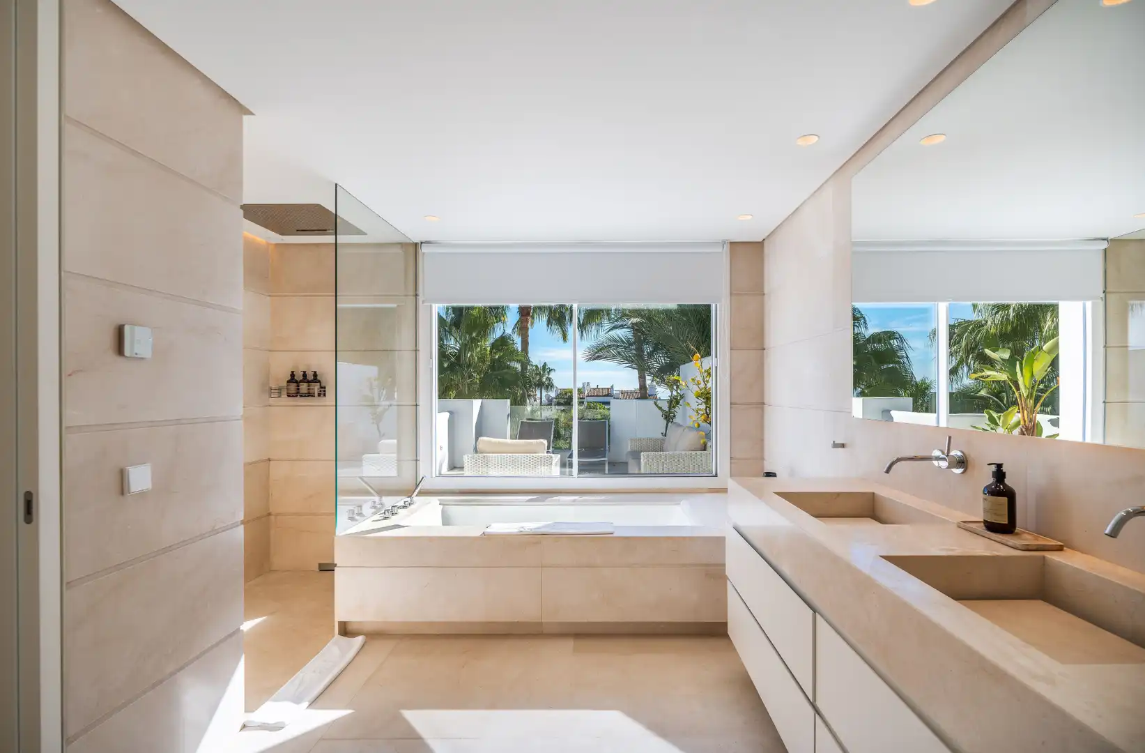 Baño de Dúplex en venta en Marbella con Aire acondicionado, Terraza y Trastero