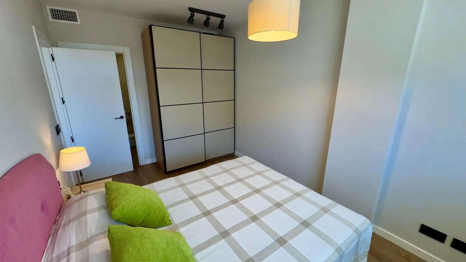 Bedroom of Flat for rent in Granada  with Air Conditioner, Heating and Terrace