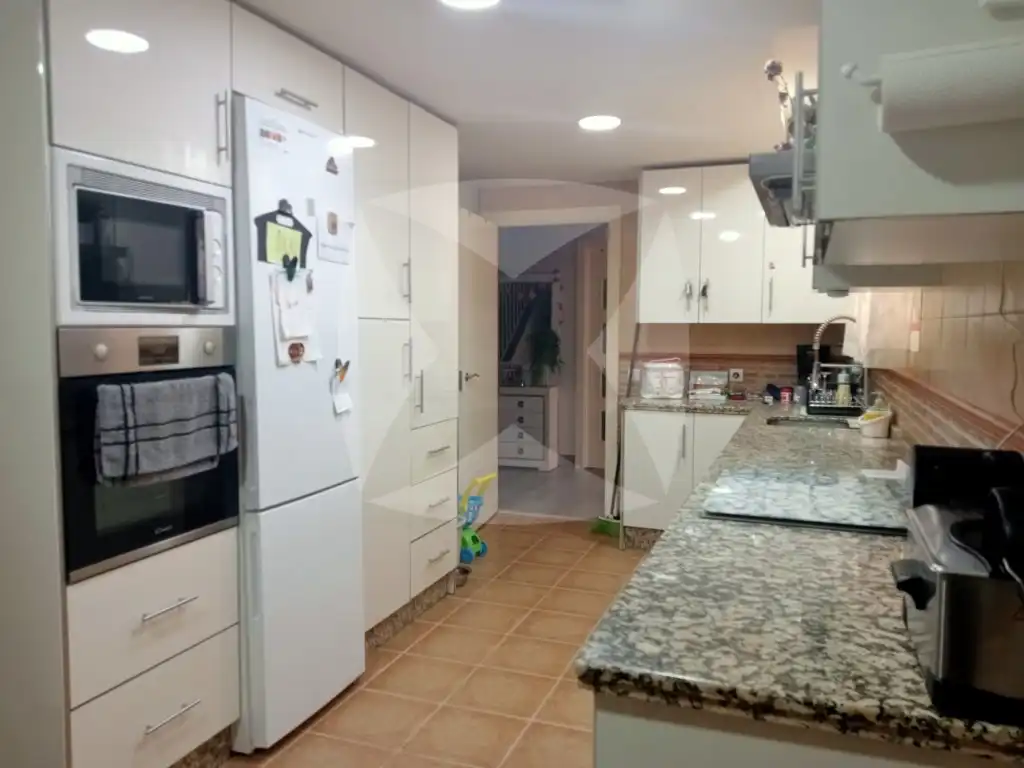 Cuina de Casa adosada en venda en Cáceres amb Terrassa