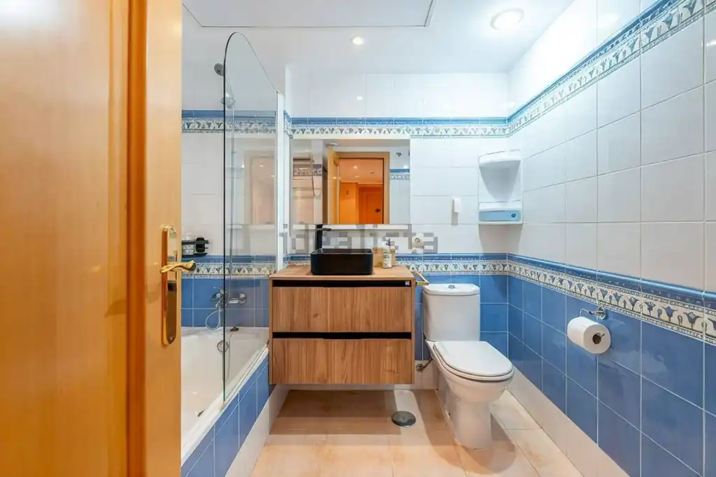 Baño de Apartamento de alquiler en Estepona con Aire acondicionado, Terraza y Piscina