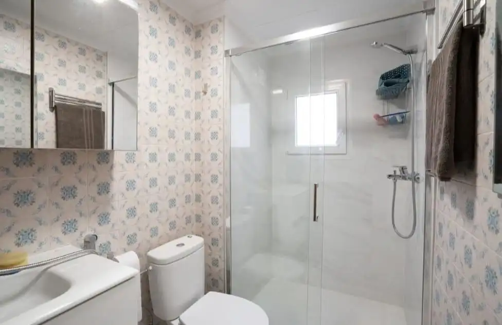 Bany de Apartament en venda en Torrevieja amb Aire condicionat, Calefacció i Terrassa