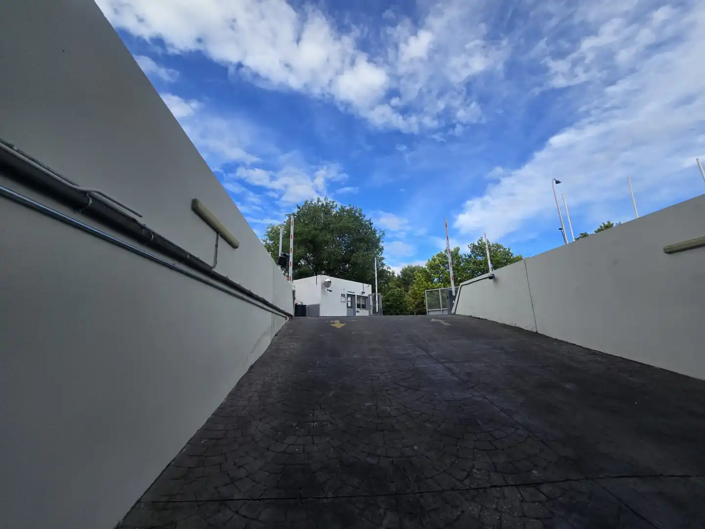 Vista exterior de Estudio en venta en Madrid con Parquet, Balcón y Piscina comunitaria