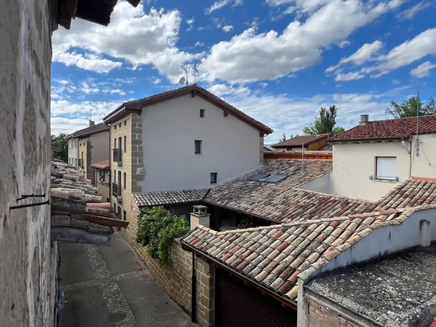 Außenansicht von Wohnung zum Verkauf in Sajazarra mit Privatgarten, Terrasse und Balkon