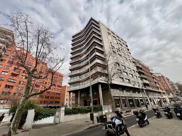Pis amb ascensor en venda a Calle de Cea Bermúdez