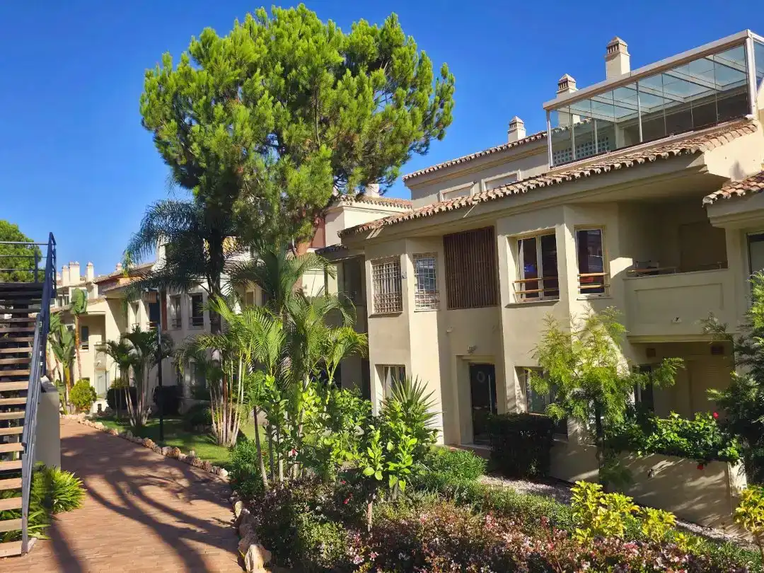 Vista exterior de Apartamento en venta en Marbella con Aire acondicionado, Piscina y Balcón