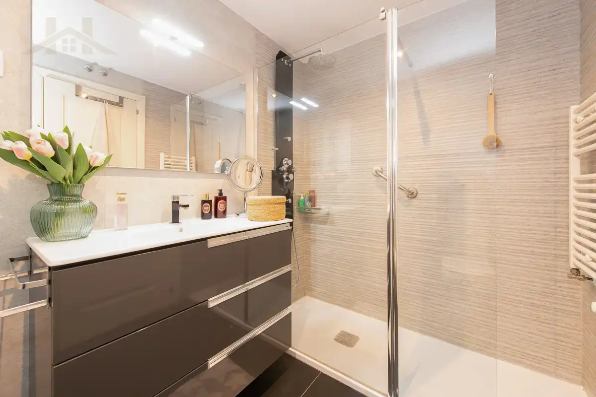 Bathroom of Ground floor for sale in La Moraleja  with Air Conditioner, Heating and Private garden