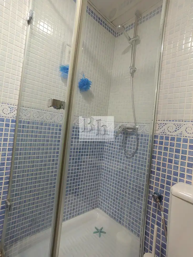 Bathroom of Flat for sale in Málaga  with Air Conditioner, Private garden and Terrace